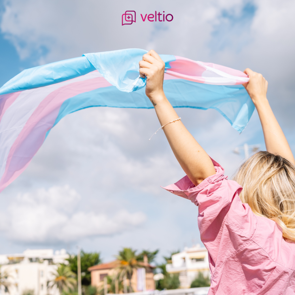 femeie ridicand steagul trans